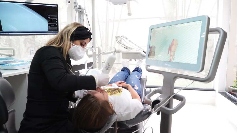 Dentist creates a case